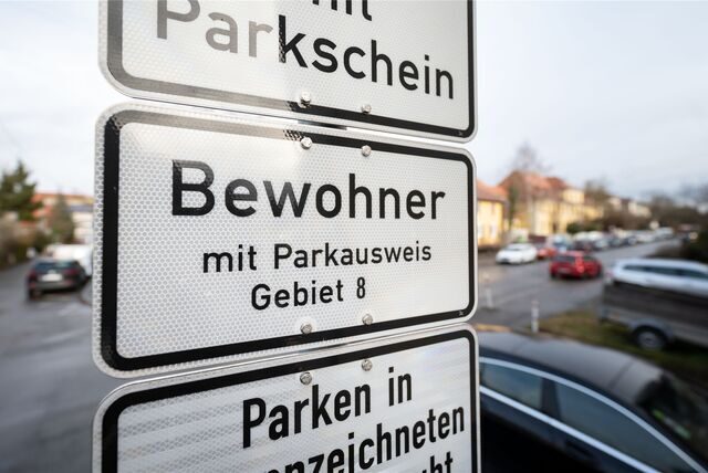 Ein Straßenschild zeigt, dass nur Bewohner hier parken dürfen.