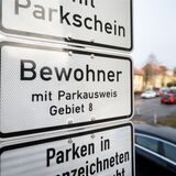 Ein Straßenschild zeigt, dass nur Bewohner hier parken dürfen.