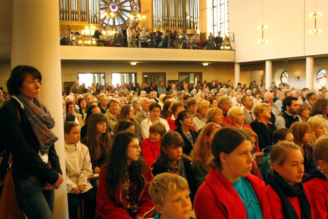 Eine volle Elisabeth-Kirche in Bergkamen ist in Zeiten der Pandemie undenkbar. Corona wirkt sich auch auf die Gemeinde-Bilanz 2020 aus.