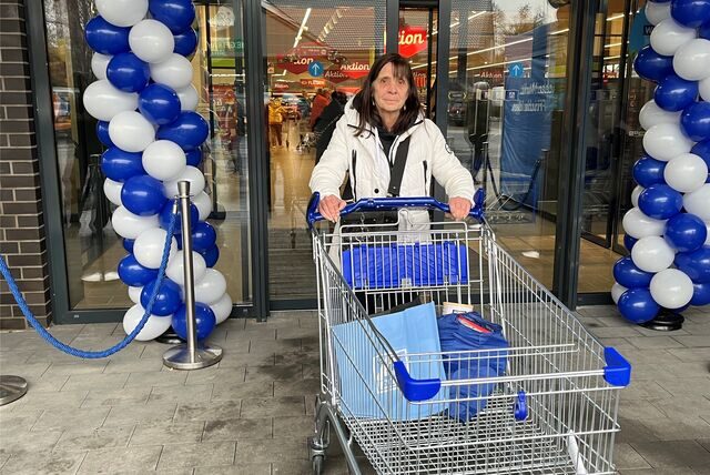 Edeltraud Ofczarek zählte zu den ersten Kundinnen bei der Eröffnung des Aldi-Markts an der Borker Straße.