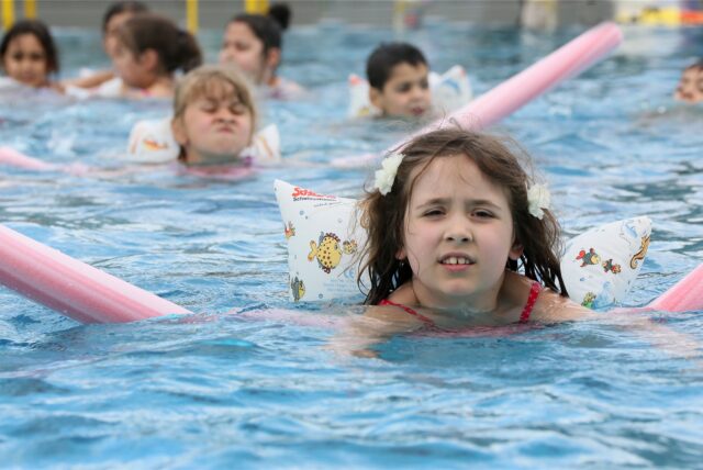Im neuen Kombibad, das im Jahr 2024 fertig sein soll, gibt es viele Angebote für Kinder und Familien. Das Bad wird deutlich teurer als geplant.