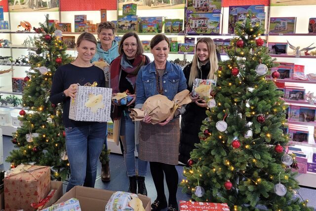 Manuela Elvhage (Caritasverband Lünen-Selm-Werne, CV), Andrea Blanke-Piepenkötter (CV), Jana Neumann (WBG Lünen), Margret Banken-Konrad (CV), Kim-Lara Vogt (WBG (v.l.) freuen sich über die 400 Geschenke bei der Wunschbaum-Aktion in Lünen.