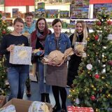 Manuela Elvhage (Caritasverband Lünen-Selm-Werne, CV), Andrea Blanke-Piepenkötter (CV), Jana Neumann (WBG Lünen), Margret Banken-Konrad (CV), Kim-Lara Vogt (WBG (v.l.) freuen sich über die 400 Geschenke bei der Wunschbaum-Aktion in Lünen.