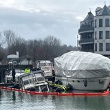 Nach einem Schiffsuntergang in der Marina Rünthe (Bild) hat der Bootseigner einen Neustart gewagt.