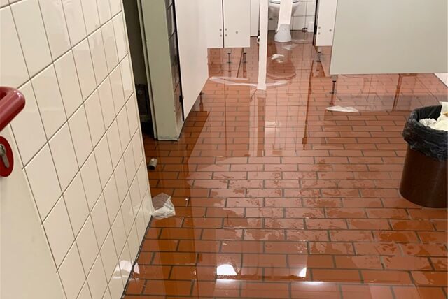 Verstopfte Toiletten verursachen Überschwemmungen – auch am Vom-Stein-Gymnasium in Lünen.