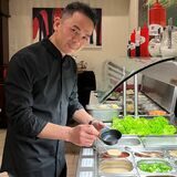 Wirt Chun Ping Zhang in seinem Restaurant in der Josephstraße