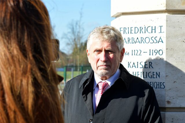 Prof. Dr. Ralf Schaltenbrand vor der gerade enthüllten Stauferstele auf dem Campus in Selm. Dass unweit des Auenparks das einzige Denkmal dieser Art in Erinnerung an Kaiser Barbarossa steht, geht auf seine Initiative zurück.