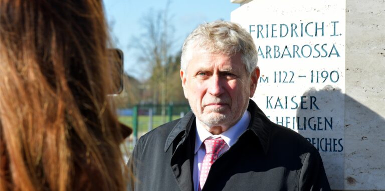 Prof. Dr. Ralf Schaltenbrand vor der gerade enthüllten Stauferstele auf dem Campus in Selm. Dass unweit des Auenparks das einzige Denkmal dieser Art in Erinnerung an Kaiser Barbarossa steht, geht auf seine Initiative zurück.