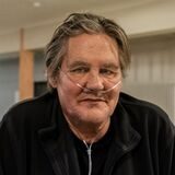 Rainer Mehlmann steht im Wohnheim Zehnthof und hat einen Sauerstoffschlauch in der Nase.