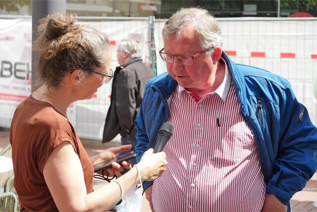 NDR-Journalistin Corinna Below interviewte in Lünen für ihre Audiodatei auch Udo Kath vom Arbeitskreis Lüner Stolpersteine.