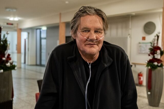 Rainer Mehlmann steht im Wohnheim Zehnthof und hat einen Sauerstoffschlauch in der Nase.