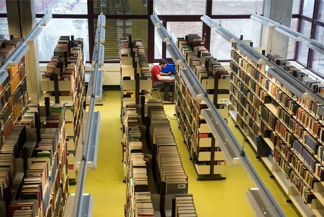 Ein Raum voller Bücherregale in der Bibliothek der Ruhr-Universität Bochum.
