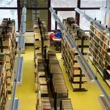 Ein Raum voller Bücherregale in der Bibliothek der Ruhr-Universität Bochum.