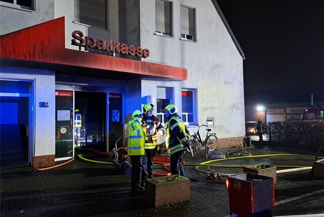 Am Bachackerweg in Marl-Hamm gibt es einen Großeinsatz von Polizei und Feuerwehr.
