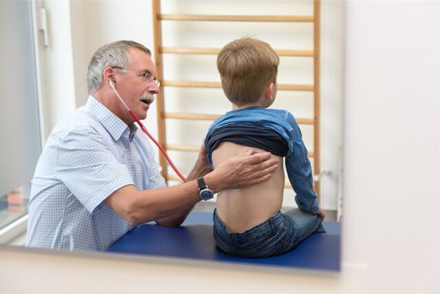 Der KVWL reagiert auf die gestiegenen Krankheitszahlen bei Kindern und stockt die Zahl der Notfalldienste auf. (Symbolbild)