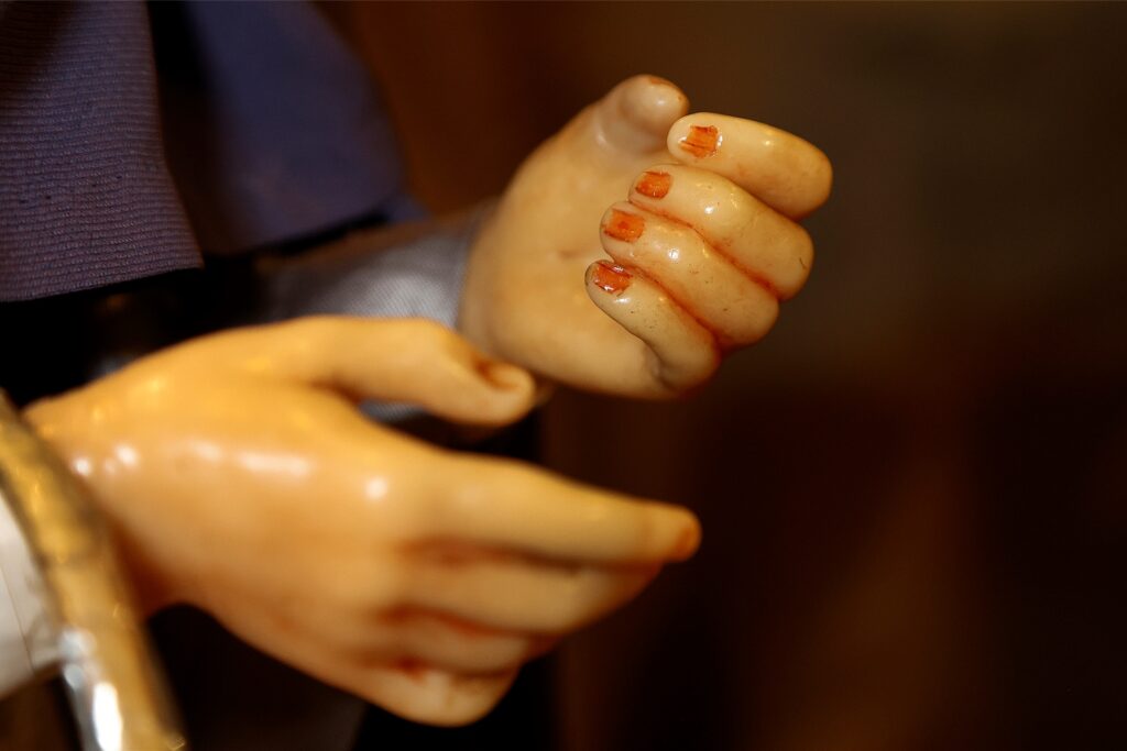Für die Figur der Maria gibt es zwei Paar Hände: Mit einem kann sie das Kind halten, mit dem anderen betend an der Krippe sitzen.