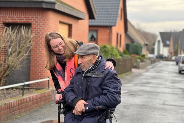 Lea Hübscher (19) hat den 82-jährigen Hüsseyin Aydin zu einem gemeinsamen Spaziergang abgeholt.