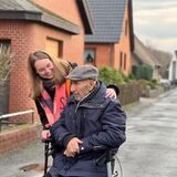 Lea Hübscher (19) hat den 82-jährigen Hüsseyin Aydin zu einem gemeinsamen Spaziergang abgeholt.