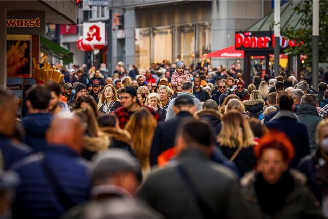Viele Menschen auf der Dortmunder Einkaufsstraße Westenhellweg.
