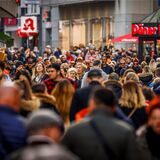 Viele Menschen auf der Dortmunder Einkaufsstraße Westenhellweg.