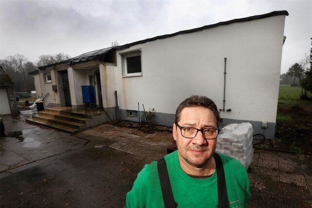 Oliver Fliegner steht vor dem Erdgeschoss seines Hauses, das nach dem Brand noch stehen geblieben ist.