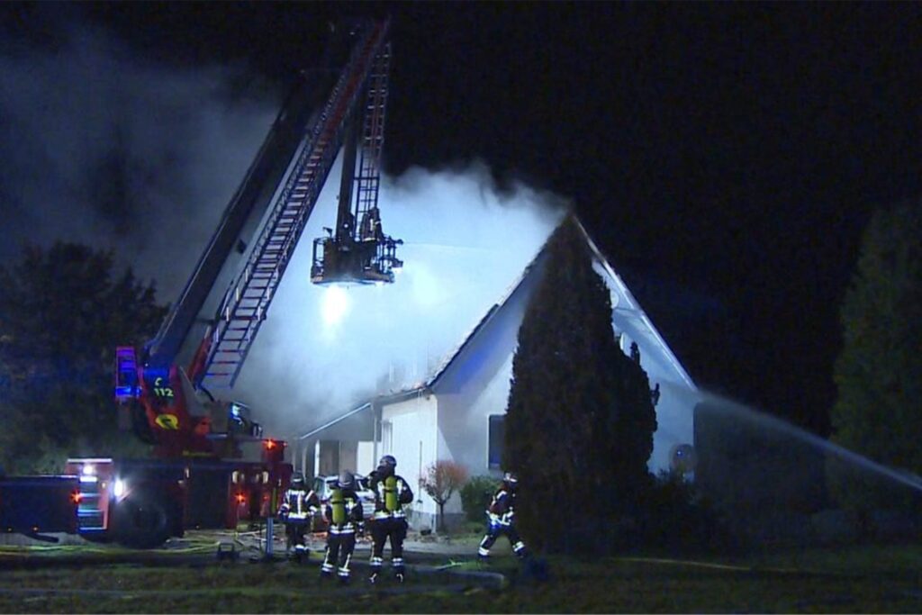 Die Feuerwehr löscht das Haus am Westenhellweg am zweiten Weihnachtstag 2021.