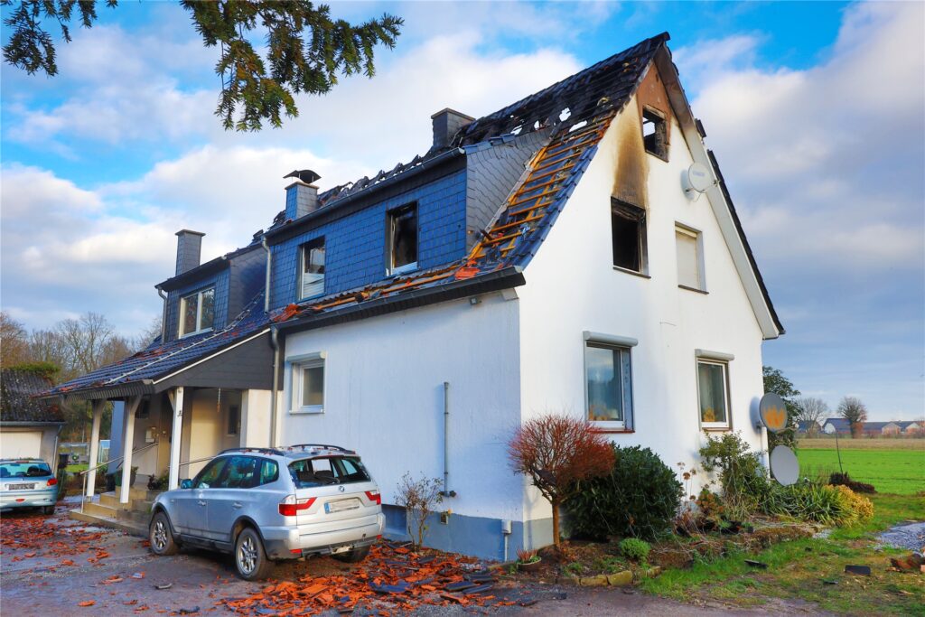 Das ausgebrannte Haus mach dem Feuer.