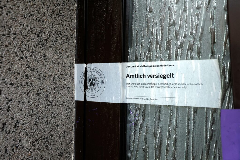 An der Tür des Hauses klebt noch das Polizeisiegel.