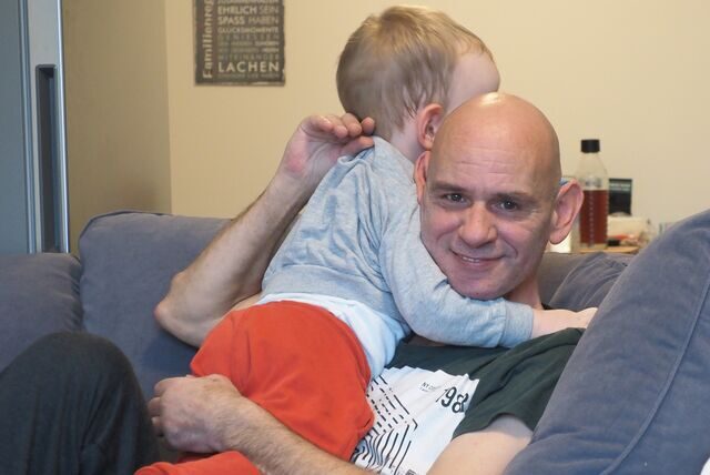 Thomas (55) ist dankbar, für die Unterstützung, die er für seinen knapp dreijährigen Sohn Finn im Familienwohnen bekommt.