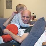 Thomas (55) ist dankbar, für die Unterstützung, die er für seinen knapp dreijährigen Sohn Finn im Familienwohnen bekommt.