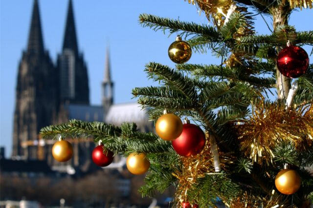 Weihnachten mit der Verwandtschaft aus dem Rheinland – das war in den Achtzigern ein festes Ritual in der Familie unserer Autorin. Besonders der Onkel aus Köln sorgte für Stimmung.