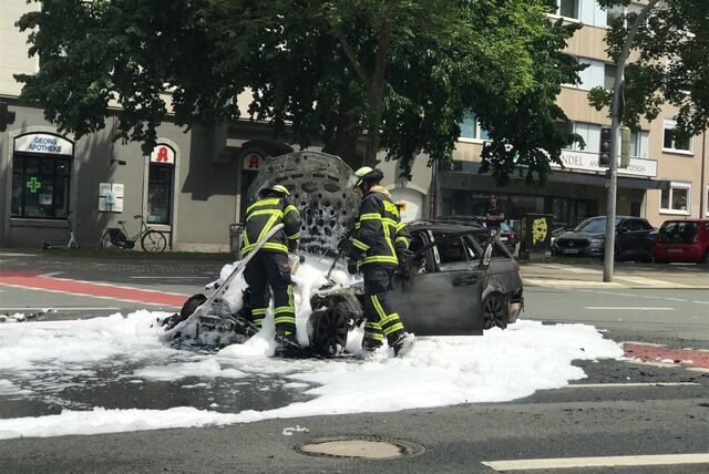 So sah es im Sommer auf der Kreuzung Ruhrallee/Saarlandstraße aus. Ein Auto fing Feuer. und musste gelöscht werden.