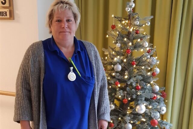 Manja Kleinschmidt steht vor einem Weihnachtsbaum.