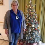 Manja Kleinschmidt steht vor einem Weihnachtsbaum.