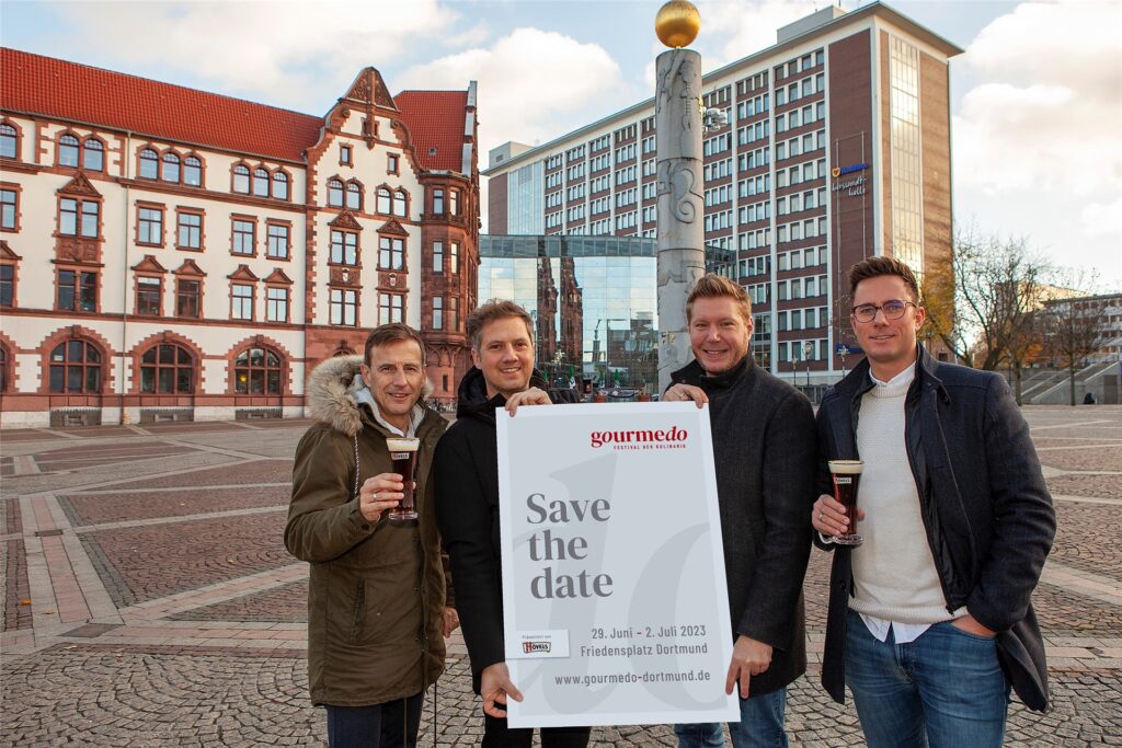 Ein Gruppenfoto des Teams der Gourmedo 2023 auf dem Dortmunder Friedensplatz.