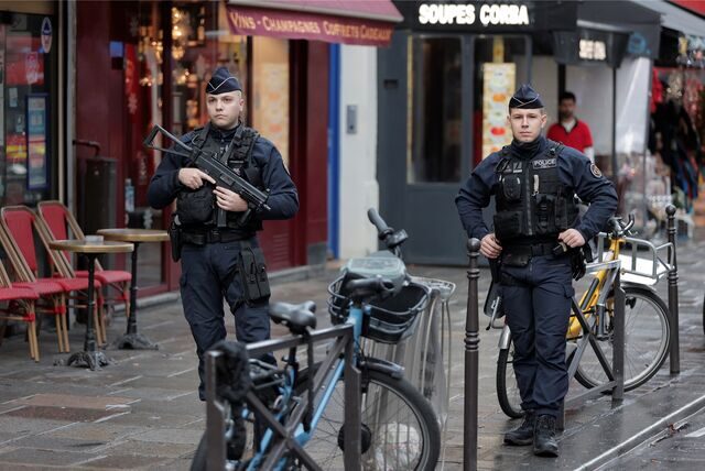 Ein Polizeibeamter bewacht den Tatort, nachdem in der Rue d’Enghien im 10. Arrondissement Schüsse abgefeuert wurden.