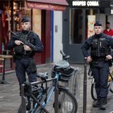 Ein Polizeibeamter bewacht den Tatort, nachdem in der Rue d’Enghien im 10. Arrondissement Schüsse abgefeuert wurden.