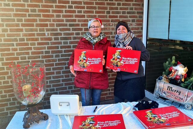 Herbern Parat und Pro Ascheberg bieten in ihren beiden Kalendern in diesem Jahr wieder viele Gewinne – hier präsentieren Heike Klude und Kerstin Nägeler-Peschke den Kalender von Herbern Parat