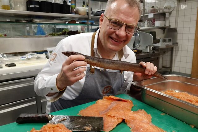 Aal gehört unbedingt dazu, Lachs natürlich auch – Koch Günther Overkamp schätzt die kalte Fischplatte, die in seiner Familie Tradition ist zu Heiligabend. In der Vor- und Nachweihnachtszeit denkt er viel an die Kindheit im Sauerland.