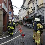 Feuerwehreinsatz in der Altstadt Recklinghausens. Feuerwehrleute stehen mit Gerät auf der Löhrhofstraße.