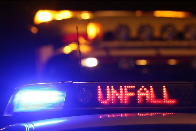 Weil ein junger BMW-Fahrer die Kontrolle über sein Fahrzeug verloren hat, wurden zwei Personen verletzt. (Symbolbild)