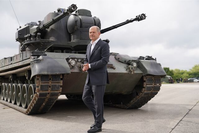 Bundeskanzler Olaf Scholz (SPD) besucht das Ausbildungsprogramm für ukrainische Soldaten an dem Flugabwehrkanonenpanzer Gepard und geht an einem Gepard Panzer vorbei.