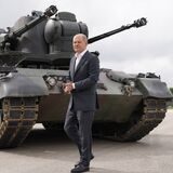 Bundeskanzler Olaf Scholz (SPD) besucht das Ausbildungsprogramm für ukrainische Soldaten an dem Flugabwehrkanonenpanzer Gepard und geht an einem Gepard Panzer vorbei.