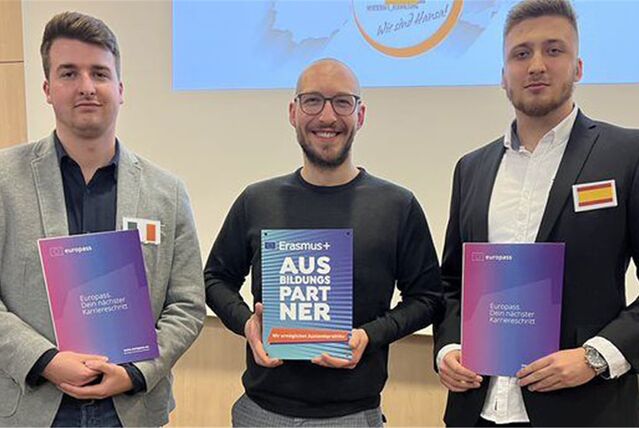 Calvin Muntaner Alomar (r.) und sein Mitauszubildender Lukas Herzig (l., mit Stefan Sondermann, Teamleiter Aus- und Weiterbildung) von Woolworth