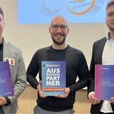 Calvin Muntaner Alomar (r.) und sein Mitauszubildender Lukas Herzig (l., mit Stefan Sondermann, Teamleiter Aus- und Weiterbildung) von Woolworth