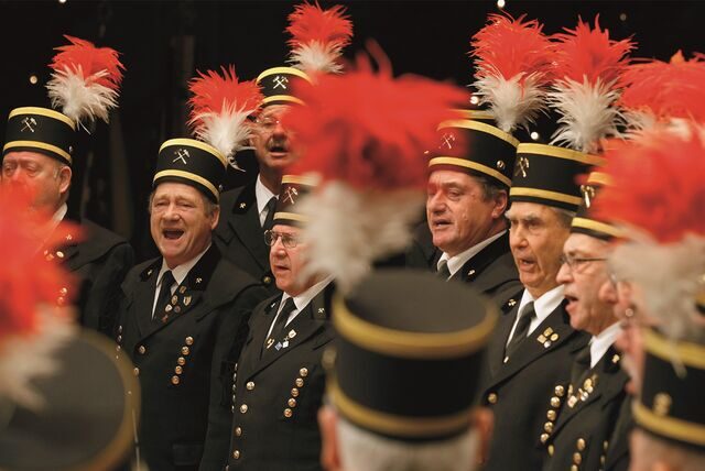 Ein Chor von Bergleuten des MGV Harmonie Zeche Victoria in Tracht bei einem Auftritt in der Stadthalle Kamen. Immer mehr Knappenvereine lösen sich auf.