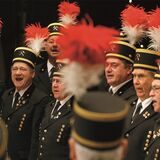 Ein Chor von Bergleuten des MGV Harmonie Zeche Victoria in Tracht bei einem Auftritt in der Stadthalle Kamen. Immer mehr Knappenvereine lösen sich auf.