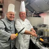 Jürgen Greinus (r.), hier mit seinem Bruder und Kollegen Ludger am Herd