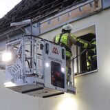Um an das versteckt liegende Glutnest zu gelangen, musste ein kleinerer Teil des Dachstuhls der Turnhalle in der Auguststraße in Lünen geöffnet werden.