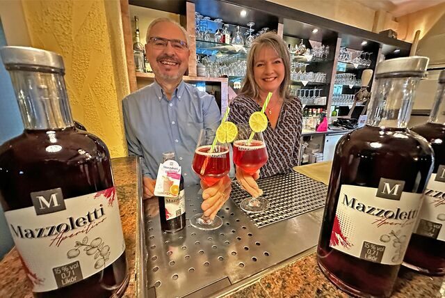 Claudia und Enrico Mazzoletti in ihrem gefragten Ristorante Bei Tino am Lutherplatz in Methler. Die Gastronomen haben ihr eigenes Getränk kreiert: Den Mazzoletti Aperetivo.